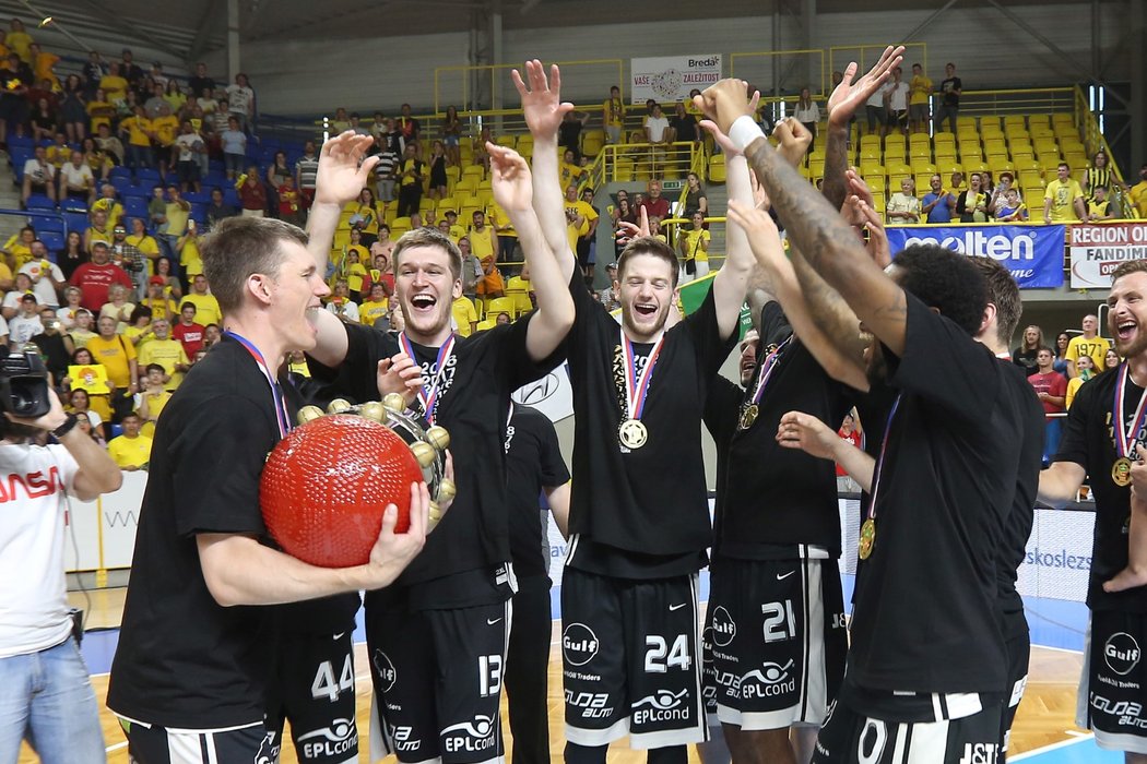 Basketbalisté Nymburka slaví zisk titulu