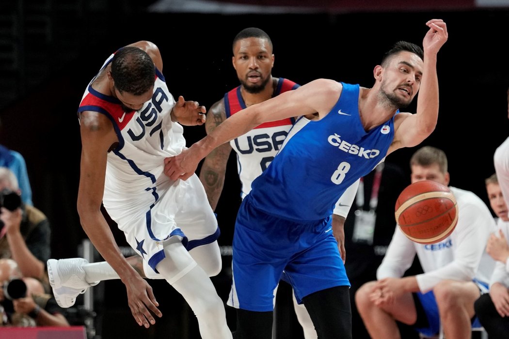 Český basketbalista Tomáš Satoranský se snaží prosadit v utkání proti USA