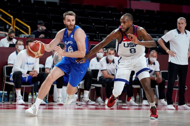 David Jelínek se snaží projít kolem Američana Khrise Middletona David Jelínek se snaží projít kolem Američana Khrise Middletona