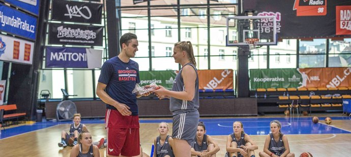 Tomáš Satoranský se před odchodem do NBA věnoval dětem