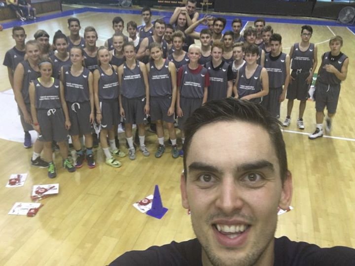 Tomáš Satoranský a jeho selfie s účastníky basketbalového kempu