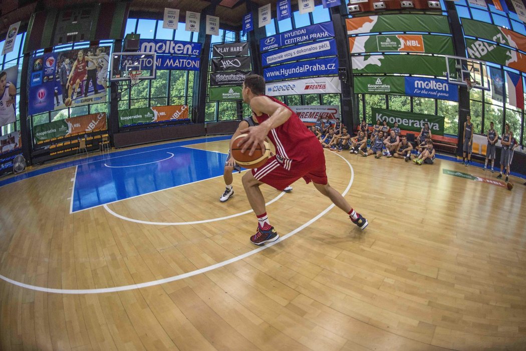 Tomáš Satoranský předával své umění talentovaným basketbalistkám a basketbalistům na svém kempu