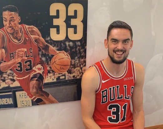 Tomáš Satoranský si v pondělním prvním přípravném utkání před novou sezonou NBA odbyl debut v dresu Chicaga a při domácí porážce 112:122 s Milwaukee si připsal dva body.