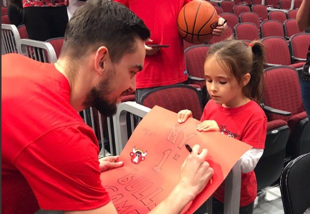 &#34;Je to můj první zápas Chicaga,&#34; řekla Tomáši Satoranskému malá fanynka. &#34;Můj taky&#34;, opáčil hvězdný český basketbalista.