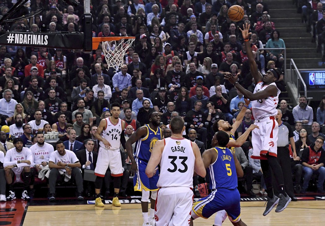 Basketbalisté Toronta zvítězili v prvním utkání finále play off NBA nad obhájcem titulu Golden State 118:109.