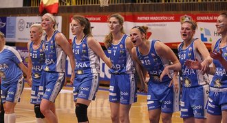 Basketbalistky Trutnova po velkolepém obratu v Hradci slaví jedenáctý bronz