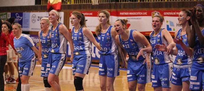 Basketbalistky Trutnova se radují z bronzových medailí po výhře v Hradci Králové