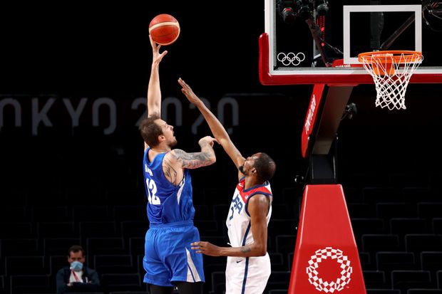 Ondřej Balvín zakončuje přes Američana Kevina Duranta Ondřej Balvín zakončuje přes Američana Kevina Duranta