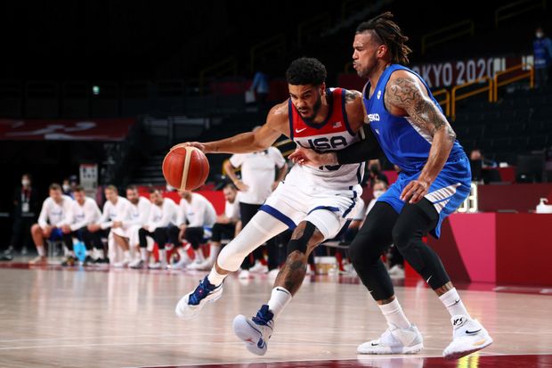 Blake Schilb brání Jaysona Tatuma z USA Blake Schilb brání Jaysona Tatuma z USA