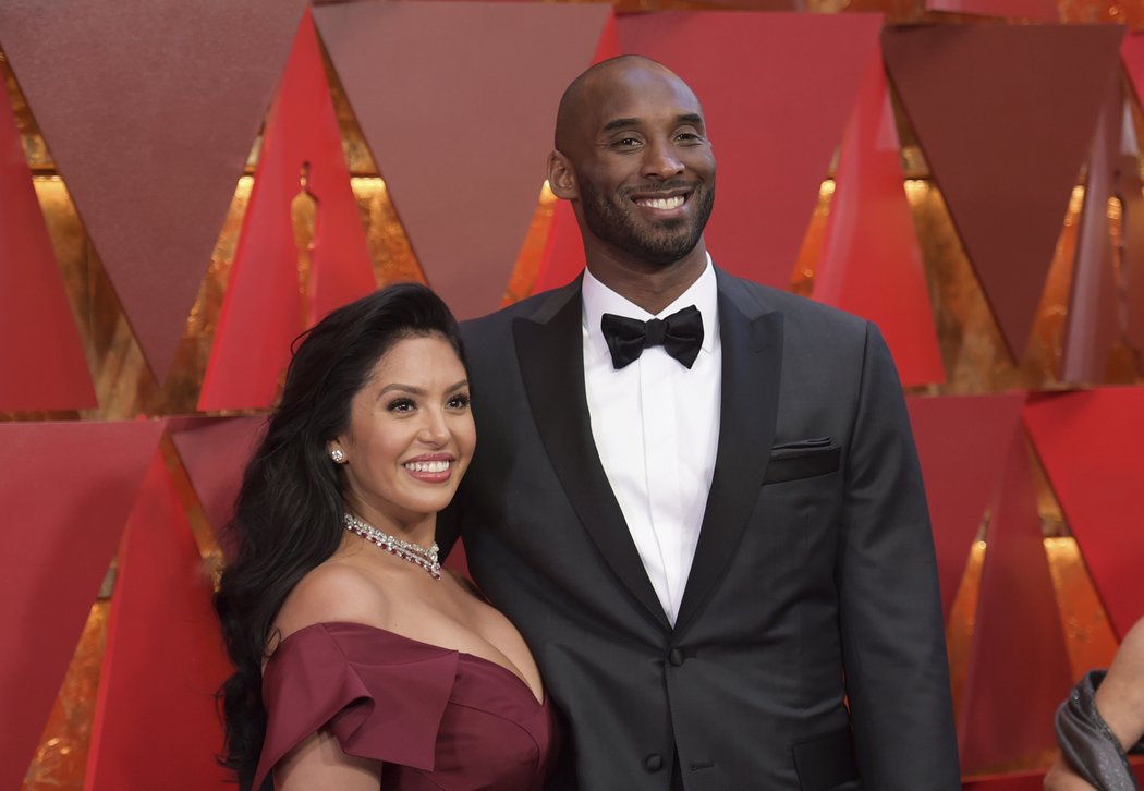 Kobe a Vanessa Bryantovi. Vdova se nyní soudí s policisty a hasiči kvůli fotkám z místa nehody vrtulníku, během které slavný basketbalista zemřel