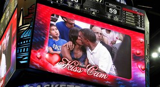 VIDEO: Prezidentský polibek! Barack s Michelle si užívali na basketu