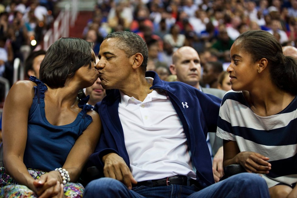 Prezidentský polibek. Barack Obama s manželkou Michelle se nejprve zdráhali, pak ale sklidili bouřlivý potlesk