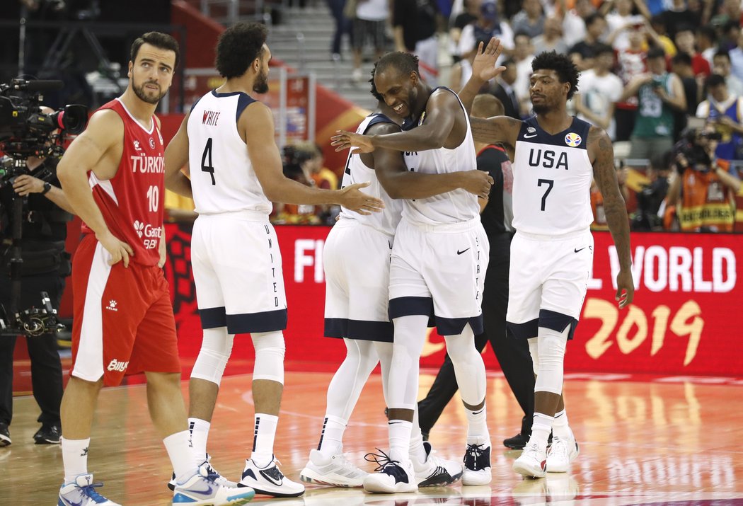 Američtí basketbalisté v infarktové koncovce porazili na MS Turecko 93:92 po prodloužení. Postup jim vystřelil z trestných hodů Khris Middleton.