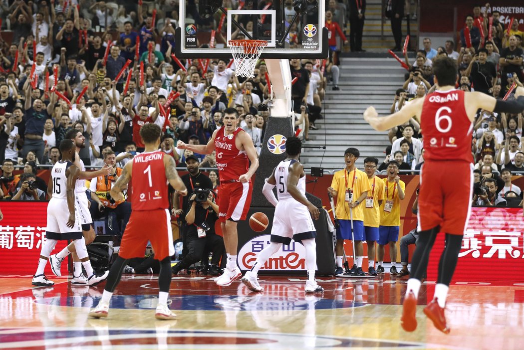 Američtí basketbalisté v infarktové koncovce porazili na MS Turecko 93:92 po prodloužení. Postup jim vystřelil z trestných hodů Khris Middleton.