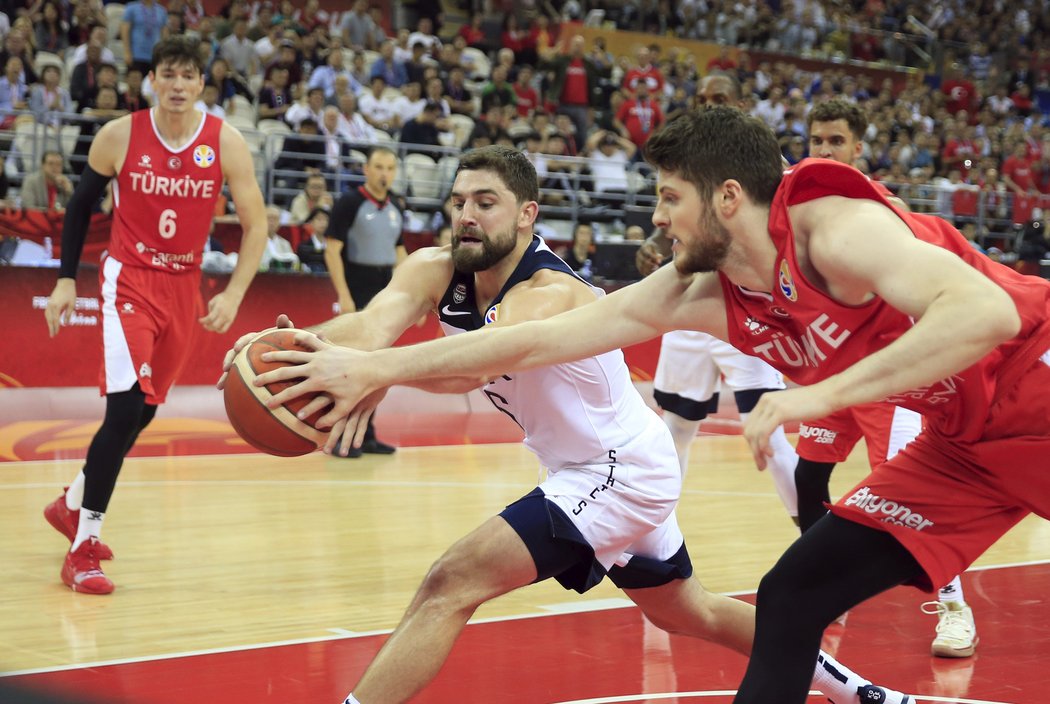 Američtí basketbalisté v infarktové koncovce porazili na MS Turecko 93:92 po prodloužení. Postup jim vystřelil z trestných hodů Khris Middleton.