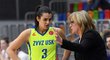 Hráčka USK Leticia Romerová dostává pokyny od trenérky Natálie Hejkové
