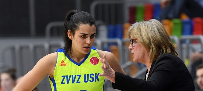 Hráčka USK Leticia Romerová dostává pokyny od trenérky Natálie Hejkové