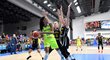 Zleva Dewanna Bonner z ZVVZ USK Praha a Manon Grzesinská a Anete Šteinbergaová z týmu Castors Braine