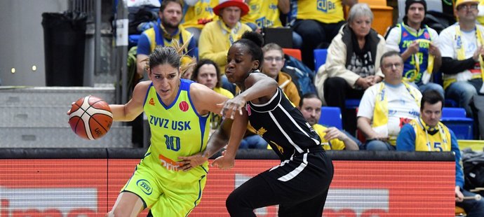 Zleva Marta Xargay z ZVVZ USK Praha a Emmanuella Mayombo z týmu Castors Braine