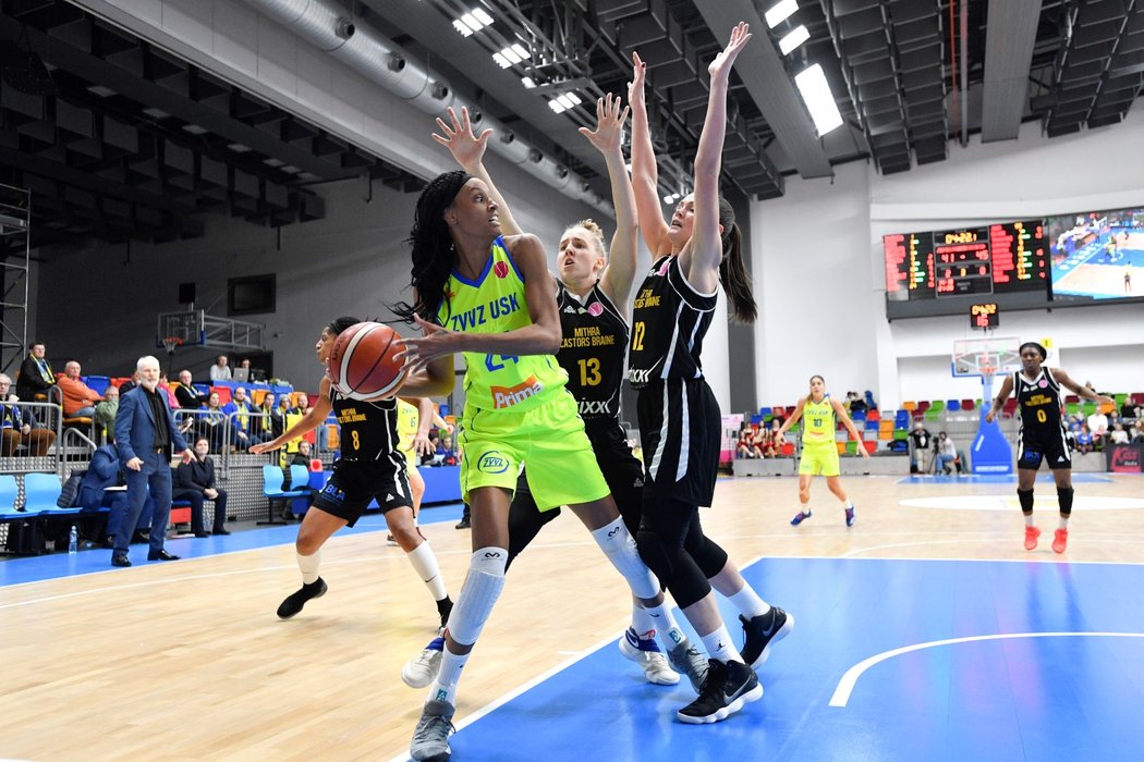 Zleva Dewanna Bonner z ZVVZ USK Praha a Manon Grzesinská a Anete Šteinbergaová z týmu Castors Braine