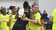 Kateřina Elhotová se zdraví s Kiou Vaughnovou po zápase USK s Fenerbahce