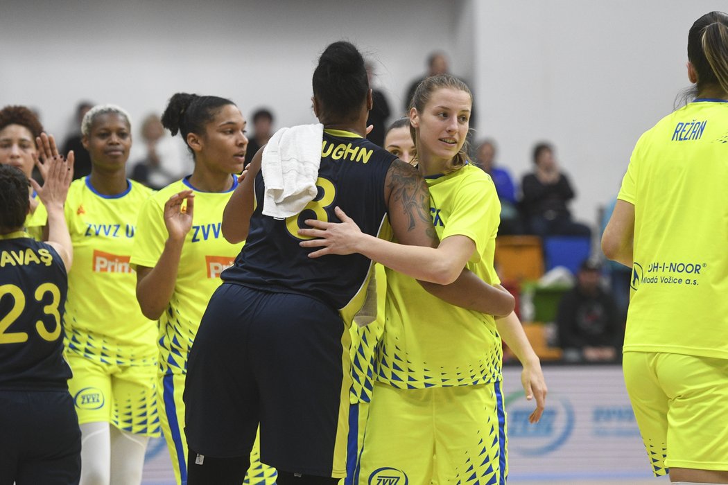 Kateřina Elhotová se zdraví s Kiou Vaughnovou po zápase USK s Fenerbahce