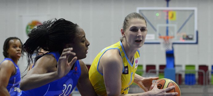 Basketbalistky USK prohrály v utkání 13. kola Evropské ligy s Dynamem KurskZleva Nnemkadi Ogwumikeová z Kursku a Ilona Burgrová z USK.