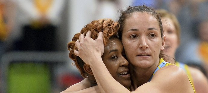 Zleva Danielle Robinsonová a Laia Palauová z USK Praha se radují z postupu do finále