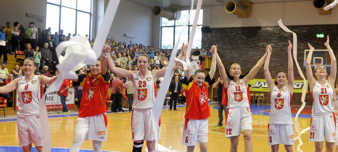 Basketbalistky USK Praha si i ve druhém finálovém souboji se soupeřem z Hradce pohrály