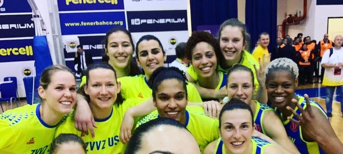 Basketbalistky USK s Alenou Hanušovou se radují z postupu do Final Four Euroligy v březnu 2019