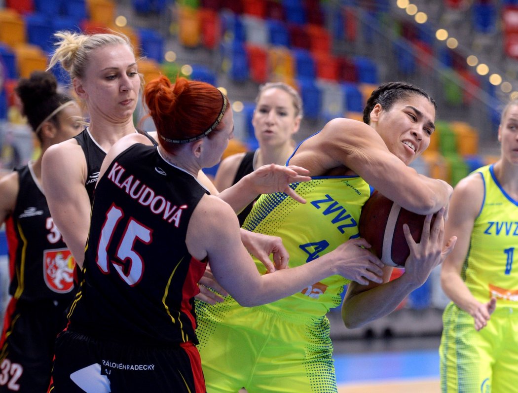 Basketbalistky USK Praha ve třetím finále proti Hradci