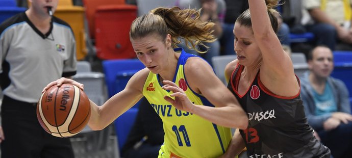 Kateřina Elhotová v euroligovém zápase s Villeneuve