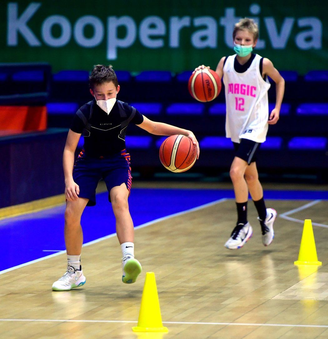 Mladí basketbalisté USK Praha si mohli konečně zatrénovat v hale. Museli ovšem sportovat s rouškami...