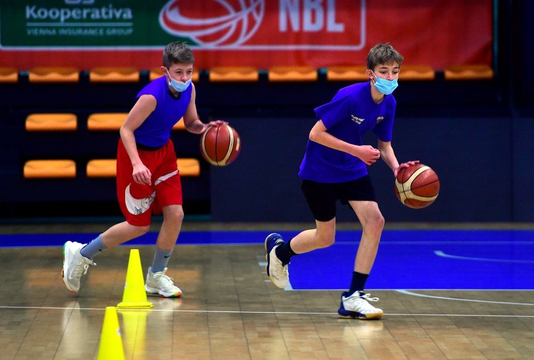 Mladí basketbalisté USK Praha si mohli konečně zatrénovat v hale. Museli ovšem sportovat s rouškami...