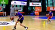 Mladí basketbalisté USK Praha si mohli konečně zatrénovat v hale. Museli ovšem sportovat s rouškami...