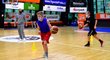 Mladí basketbalisté USK Praha si mohli konečně zatrénovat v hale. Museli ovšem sportovat s rouškami...