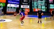 Mladí basketbalisté USK Praha si mohli konečně zatrénovat v hale. Museli ovšem sportovat s rouškami...