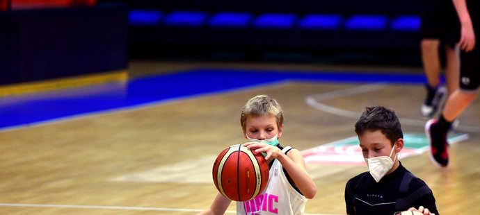 Mladí basketbalisté USK Praha si mohli konečně zatrénovat v hale. Museli ovšem sportovat s rouškami...