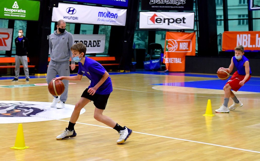 Mladí basketbalisté USK Praha si mohli konečně zatrénovat v hale. Museli ovšem sportovat s rouškami...