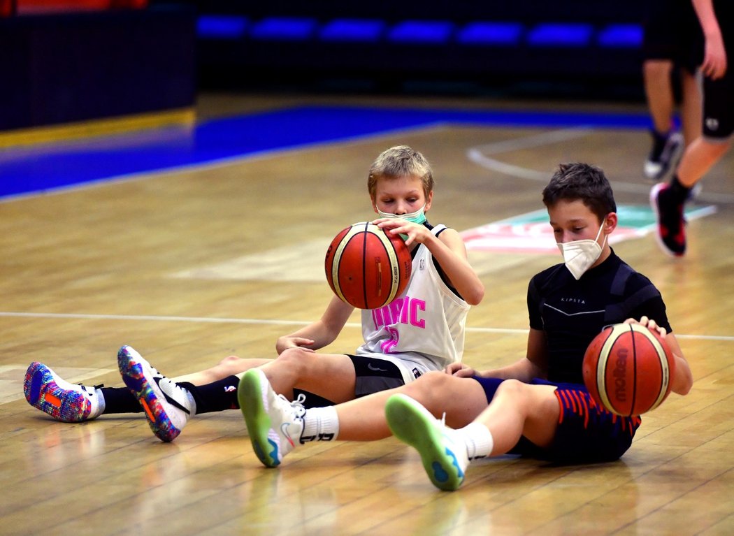 Mladí basketbalisté USK Praha si mohli konečně zatrénovat v hale. Museli ovšem sportovat s rouškami...