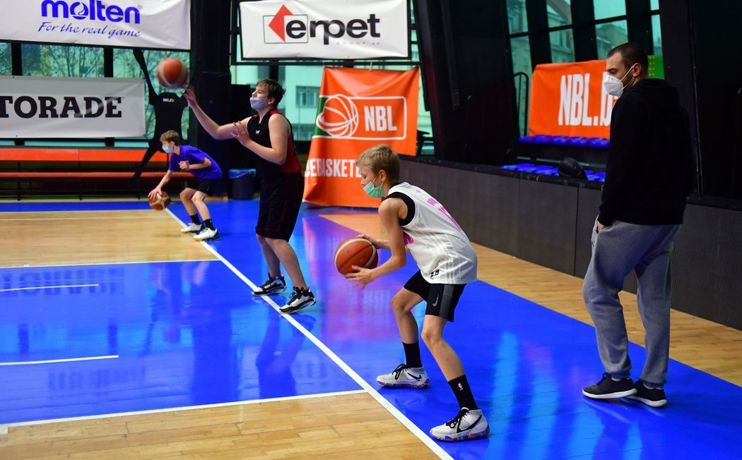 Mladí basketbalisté USK Praha si mohli konečně zatrénovat v hale. Museli ovšem sportovat s rouškami...