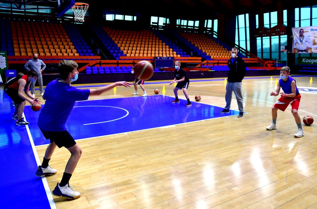 Mladí basketbalisté USK Praha si mohli konečně zatrénovat v hale. Museli ovšem sportovat s rouškami...