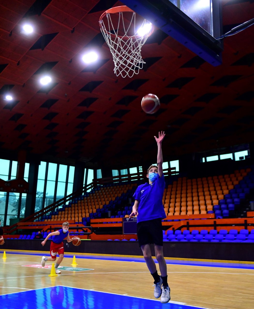 Mladí basketbalisté USK Praha si mohli konečně zatrénovat v hale. Museli ovšem sportovat s rouškami...