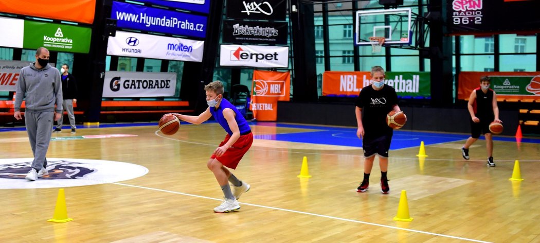 Mladí basketbalisté USK Praha si mohli konečně zatrénovat v hale. Museli ovšem sportovat s rouškami...