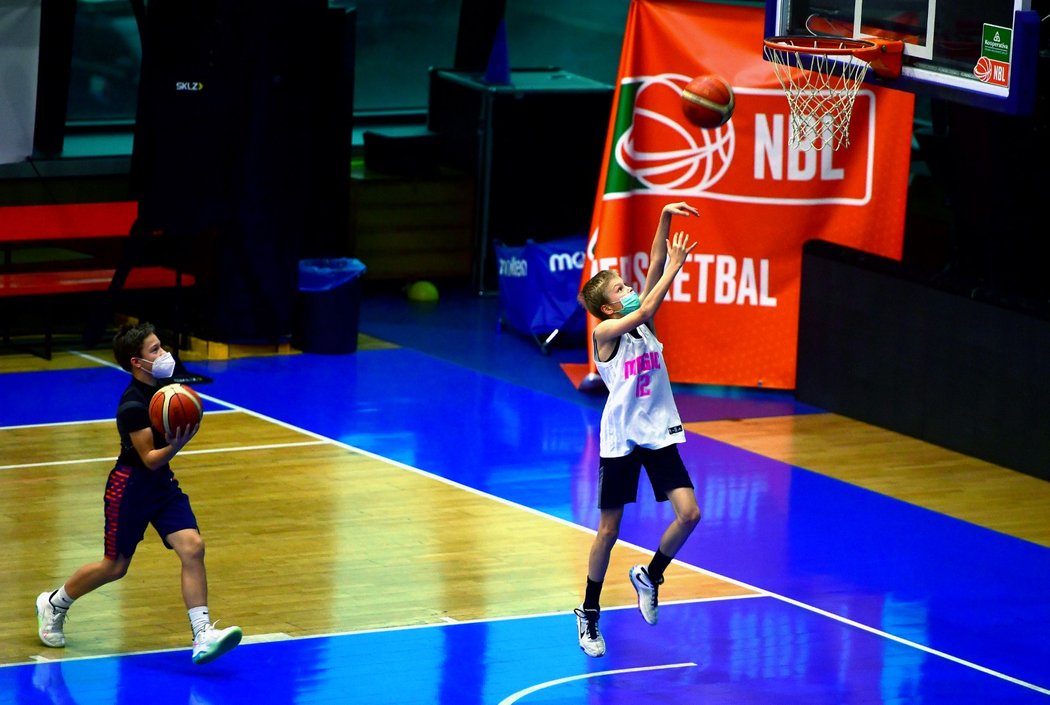 Mladí basketbalisté USK Praha si mohli konečně zatrénovat v hale. Museli ovšem sportovat s rouškami...