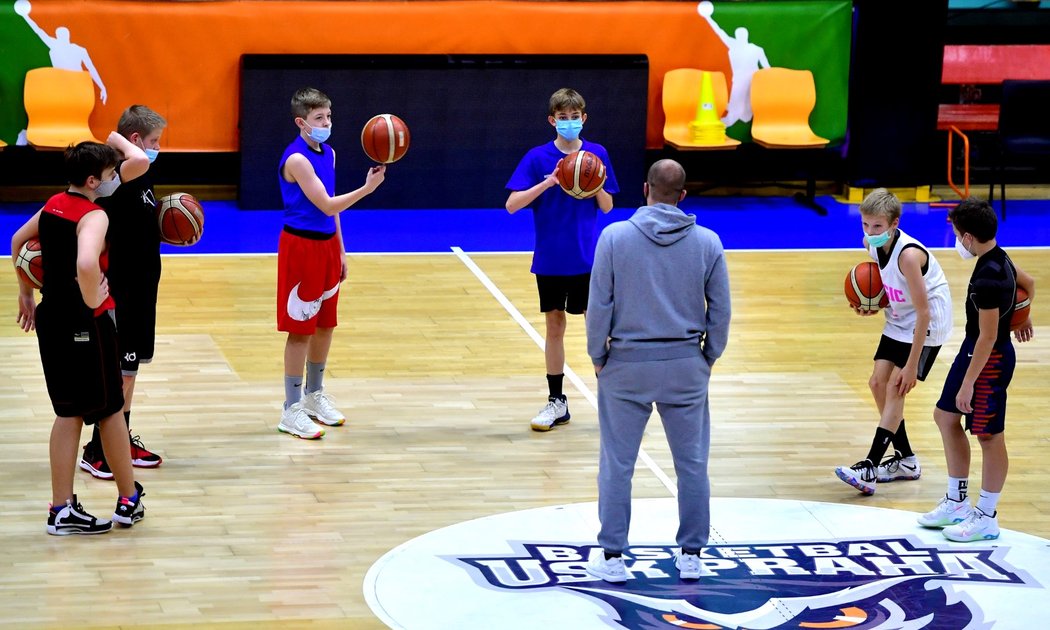 Mladí basketbalisté USK Praha si mohli konečně zatrénovat v hale. Museli ovšem sportovat s rouškami...