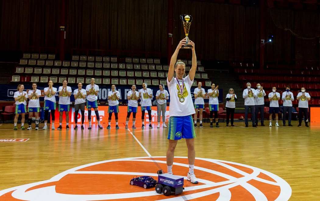 Basketbalistky USK získaly pošesté domácí pohár
