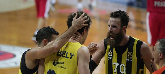 Český basketbalista Jan Veselý přijímá gratulace od spoluhráčů z Fenerbahce Istanbul