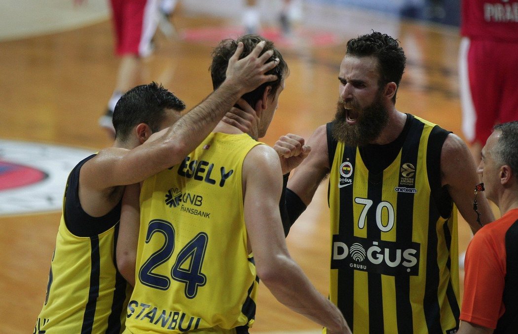 Český basketbalista Jan Veselý přijímá gratulace od spoluhráčů z Fenerbahce Istanbul