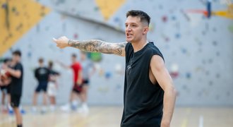 Krejčí přibral, má kouče šprýmaře a sen: dům na Šumavě a sekat trávu jako Forrest Gump Krejčí přibral, má kouče šprýmaře a sen: dům na Šumavě a sekat trávu jako Forrest Gump